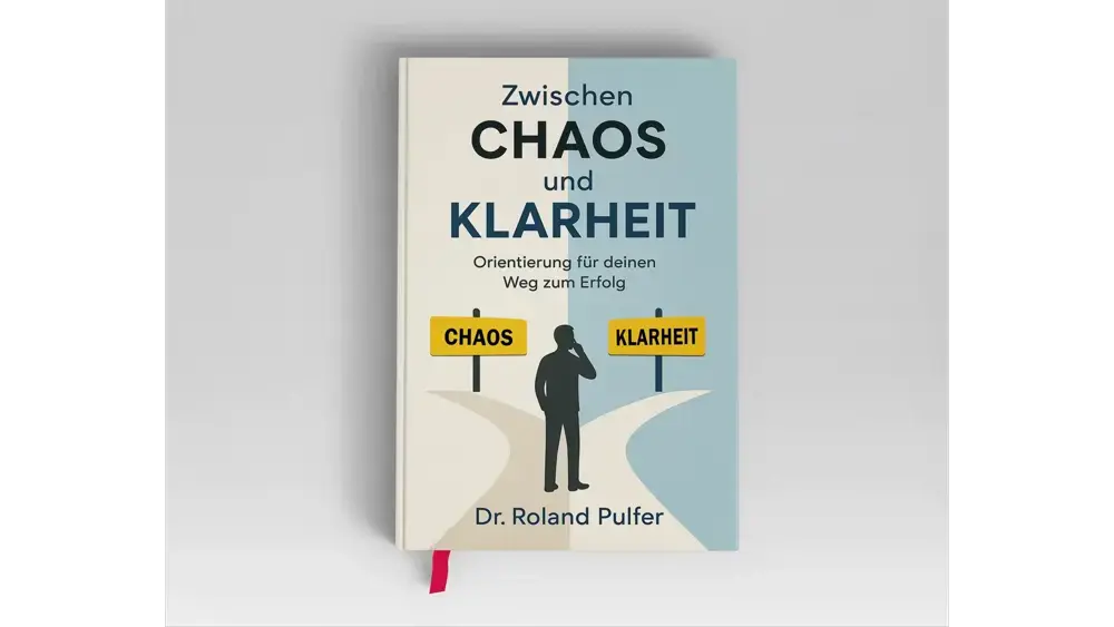 Buchcover: Zwischen Chaos und Klarheit mit Silhouette eines Mannes an einer Weggabelung
